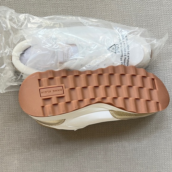 💫 White and gold sneakers - Picture 9 of 15